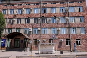 Комиссия КРОУ лишает лицензии «Электросети Армении» Самвела Карапетяна из Ташир Групп komissiya krou lishaet liczenzii elektroseti armenii samvela karapetyana iz tashir grupp-lessontime-ru-0