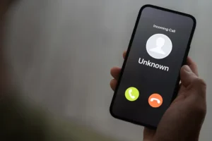 Пенсионер из Зеленограда стал жертвой мошенников при замене ключей домофона pensioner iz zelenograda stal zhertvoj moshennikov pri zamene klyuchej domofona-lessontime-ru-0