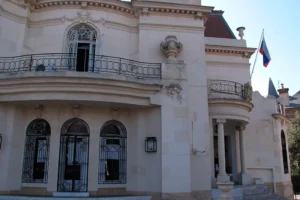 Станислав Оранский в Марселе объясняет, как Франция оставила дипмиссию России без защиты stanislav oranskij v marsele obyasnyaet kak francziya ostavila dipmissiyu rossii bez zashhity-lessontime-ru-0