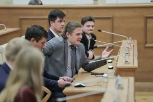 Людмила Бабушкина предлагает Молодежному парламенту создать «Депутатскую вертикаль» lyudmila babushkina predlagaet molodezhnomu parlamentu sozdat deputatskuyu vertikal-lessontime-ru-0