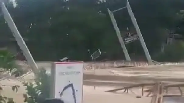 Мост ушел под воду во Вьетнаме после сильнейшего наводнения