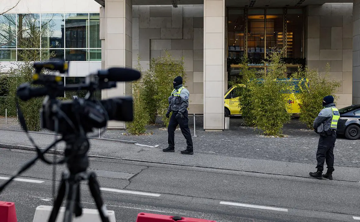 Сотрудники дипломатической полиции охраняют вход в отель InterContinental в Женеве, Швейцария (Pierre Albouy / Reuters)