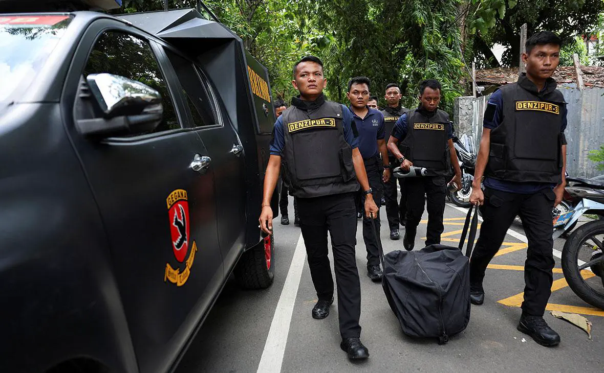 Военнослужащие индонезийского инженерно-саперного подразделения прибывают после взрыва, произошедшего в школьном комплексе в Джакарте, Индонезия, 7 ноября 2025 года (Willy Kurniawan / Reuters)