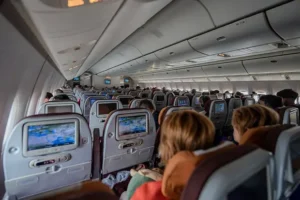 Пассажиры делятся оптимистичным решением для комфорта ребенка в самолете passazhiry delyatsya optimistichnym resheniem dlya komforta rebenka v samolete-lessontime-ru-0