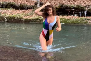 57-летняя звезда Instagram делится вдохновляющими фото в купальнике 57letnyaya zvezda delitsya vdohnovlyayushhimi foto v kupalnike-lessontime-ru-0