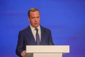 Медведев разоблачает угрозу от Урсулы фон дер Ляйен и Каи Каллас для Евросоюза medvedev razoblachaet ugrozu ot ursuly fon der lyajen i kai kallas dlya evrosoyuza-lessontime-ru-0