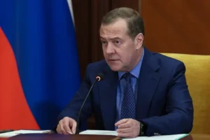 Дмитрий Медведев обвинил Зеленского в срыве переговоров через референдум dmitrij medvedev obvinil zelenskogo v sryve peregovorov cherez referendum-lessontime-ru-0