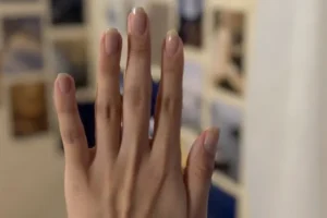 Александра Сибко о лучших идеях маникюра для встречи Нового 2026 года aleksandra sibko o luchshih ideyah manikyura dlya vstrechi novogo 2026 goda-lessontime-ru-0