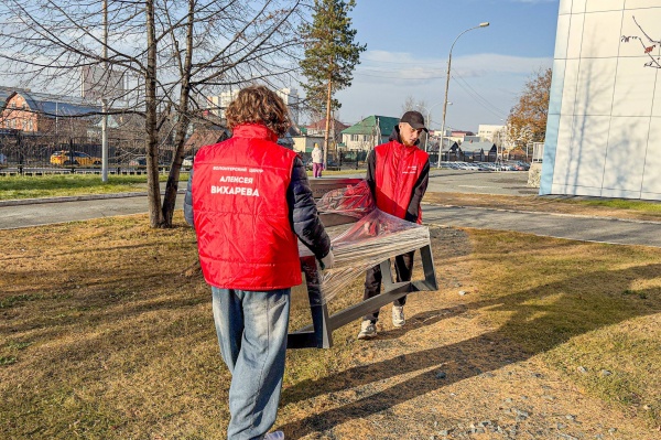 Алексей Вихарев и Волонтерский центр подарили 30 эколавок онкодиспансеру Екатеринбурга