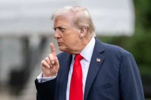 Дональд Трамп с пластырем на руке, Ларри Джонсон и Вэнс о здоровье президента donald tramp s plastyrem na ruke larri dzhonson i vens o zdorove prezidenta-lessontime-ru-0