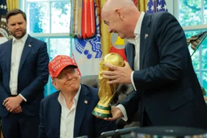 Джанни Инфантино в теплой церемонии награждает Дональда Трампа премией мира ФИФА dzhanni infantino v teploj czeremonii nagrazhdaet donalda trampa premiej mira fifa-lessontime-ru-0