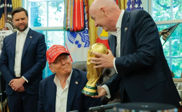 dzhanni infantino v teploj czeremonii nagrazhdaet donalda trampa premiej mira fifa-lessontime-ru-0