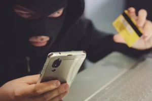 ГУ МВД Москвы задержало курьера мошенников, обманувших пенсионерку gu mvd moskvy zaderzhalo kurera moshennikov obmanuvshih pensionerku-lessontime-ru-0