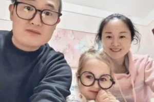 Китайская пара удивилась появлению голубоглазой девочки с признаками славянских генов kitajskaya para udivilas poyavleniyu goluboglazoj devochki s priznakami slavyanskih genov-lessontime-ru-0