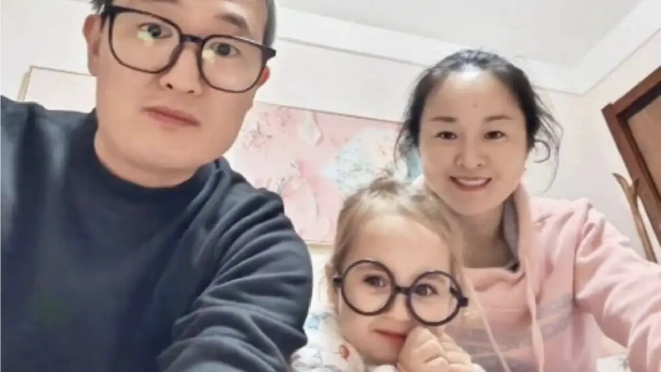 У китайской пары родилась светловолосая голубоглазая девочка