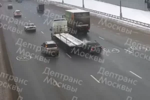 После ДТП с Mercedes Департамент транспорта восстановил движение на МКАД posle dtp s departament transporta vosstanovil dvizhenie na mkad-lessontime-ru-0
