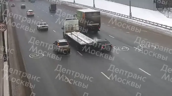Легковой автомобиль влетел в прицеп фуры на 105-м километре МКАД