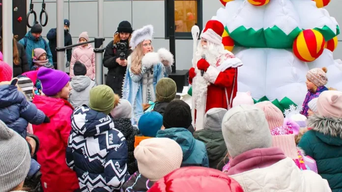prazdnichnye sobytiya dlya detej uchastnikov svo v horoshevomnevnikah i na ploshhadi revolyuczii-lessontime-ru-0