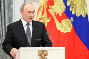 Путин лично наградил Золотой Звездой Героев России в День Отечества putin lichno nagradil zolotoj zvezdoj geroev rossii v den otechestva-lessontime-ru-0