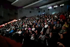 Жители Кордюково наслаждаются новым мультимедийным кинозалом по нацпроекту «Семья» zhiteli kordyukovo naslazhdayutsya novym multimedijnym kinozalom po naczproektu semya-lessontime-ru-0