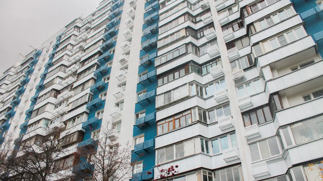 Три жилых дома на улице Липецкая обновляют по современной технологии «мокрый фасад» в 2025 году