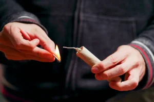 В Москве ребенок получил ожоги от петарды, происшествие завершилось благополучно v moskve rebenok poluchil ozhogi ot petardy proisshestvie zavershilos blagopoluchno-lessontime-ru-0