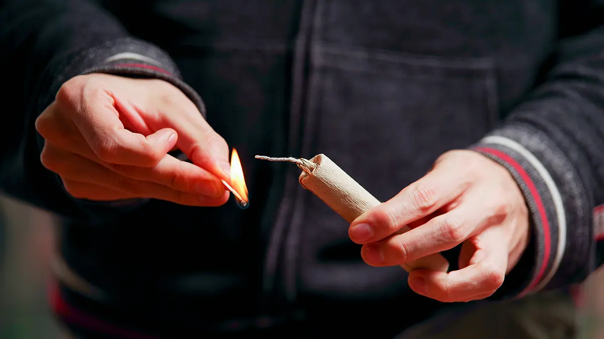 Петарда взорвалась в руках у 12-летнего ребенка на востоке Москвы