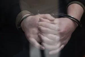 v pushkine zaderzhan advokat peredavavshij narkotiki v sud-lessontime-ru-0