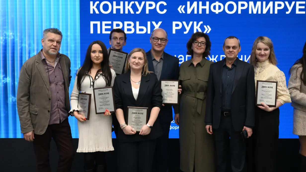 Шеф-редактор еженедельного выпуска «ВМ» Сергей Серков, редактор Службы новостей Вероника Ушакова, фотокорреспондент Александр Кочубей, шеф-редактор сайта vm.ru Дарья Филатова, главный редактор сайта vm.ru Александр Глуходедов, первый заместитель руководителя Департамента СМИ и рекламы города Москвы Юлия Казакова, и.о. главного редактора «ВМ» Александр Шарнауд Шарнауд, редактор отдела «Московская власть» Юлия Тарапата на церемонии награждения смотра «Информируем из первых рук»