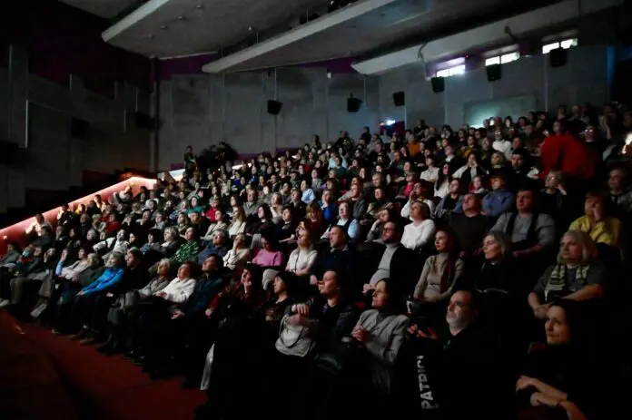 Жители Кордюково наслаждаются новым мультимедийным кинозалом по нацпроекту «Семья»-0