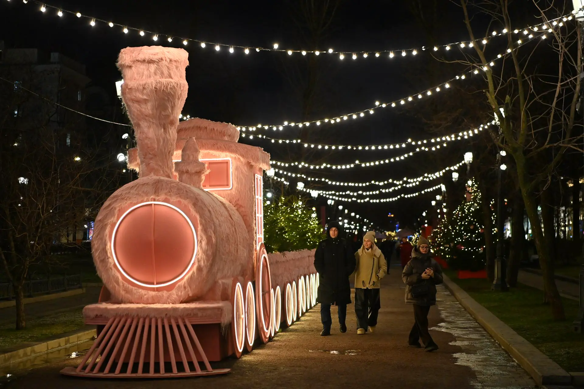 Зимний клуб «Москва» приглашает в бьюти-пространство: гостей ждут мастер-классы, гадания, подарки и выставка авторских елок
