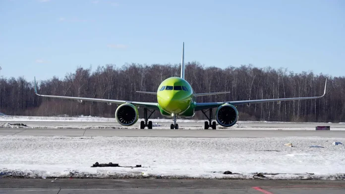 aeroporty moskvy prodolzhayut rabotu pri meteli i minimalnyh zaderzhkah-lessontime-ru-0