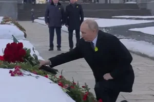 Владимир Путин почтил память на Пискаревском кладбище vladimir putin pochtil pamyat na piskarevskom kladbishhe-lessontime-ru-0