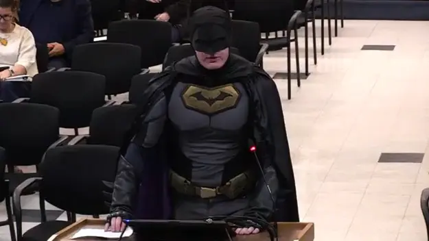 Неизвестный в костюме Бэтмена устроил скандал на заседании совета в Калифорнии