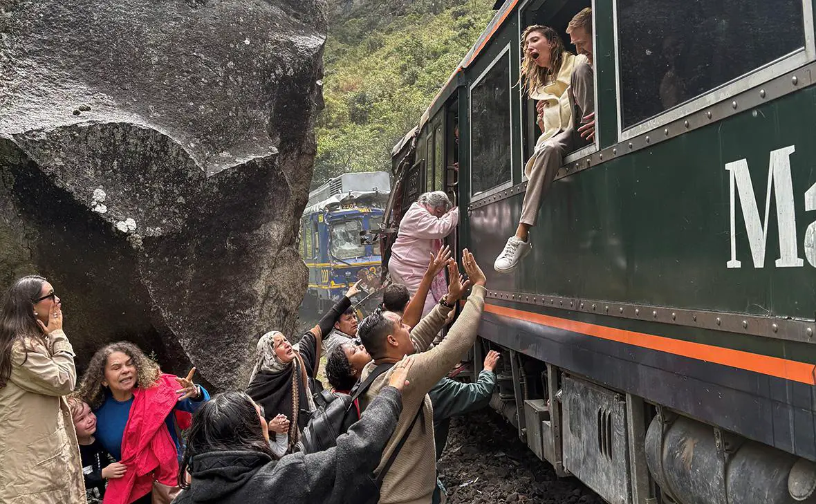Последствия столкновения поездов недалеко от Мачу-Пикчу в Перу (Reuters)