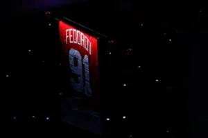 Детройт Ред Уингз увековечивает номер легендарного Сергея Федорова detrojt red uingz uvekovechivaet nomer legendarnogo sergeya fedorova-lessontime-ru-0