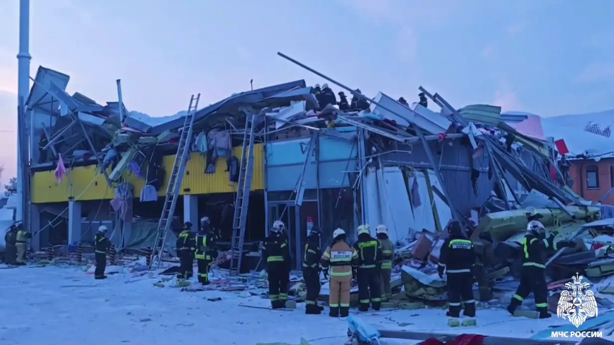 Завалы обрушившегося ТЦ продолжают разбирать в Новосибирске