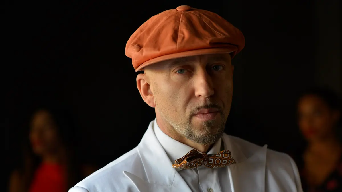 Исполнитель хита «Черный бумер» Серега стал работать лесорубом