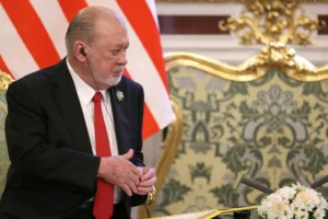 Султан Ибрагим в Эрмитаже: Путин и Пиотровский встретили гостя sultan ibragim v ermitazhe putin i piotrovskij vstretili gostya-lessontime-ru-0