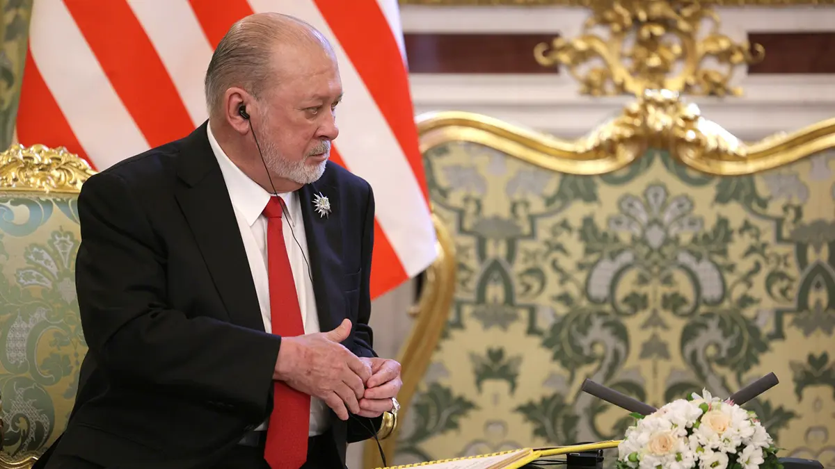 Султан Малайзии оставил автограф в книге посетителей Эрмитажа