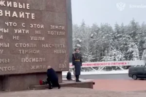 Владимир Путин почтил ленинградских защитников на памятном рубеже vladimir putin pochtil leningradskih zashhitnikov na pamyatnom rubezhe-lessontime-ru-0