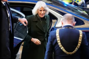 koroleva kamilla i endryu parker boulz vnov vmeste na sluzhbe v londone-lessontime-ru-0