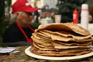 Роскачество объяснило россиянам, как правильно есть блины на Масленицу roskachestvo obyasnilo rossiyanam kak pravilno est bliny na masleniczu-lessontime-ru-0