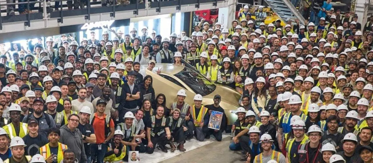 Tesla Cybercab без руля запущен в Gigafactory Texas-0