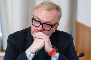 Конфликт Милонова и Сабурова разгорелся из-за СВО и России konflikt milonova i saburova razgorelsya izza svo i rossii-lessontime-ru-0