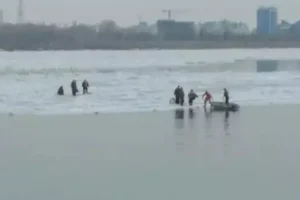 mchs rossii spaslo semeryh so ldiny na volge v astrahanskoj oblasti-lessontime-ru-0