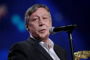 mihail efremov i anna mihalkova igrayut v spektakle bez svidetelej-lessontime-ru-0