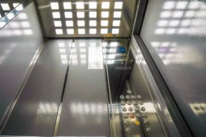 Москва обновляет лифты с помощью Карачаровского завода – Петр Бирюков moskva obnovlyaet lifty s pomoshhyu karacharovskogo zavoda petr biryukov-lessontime-ru-0