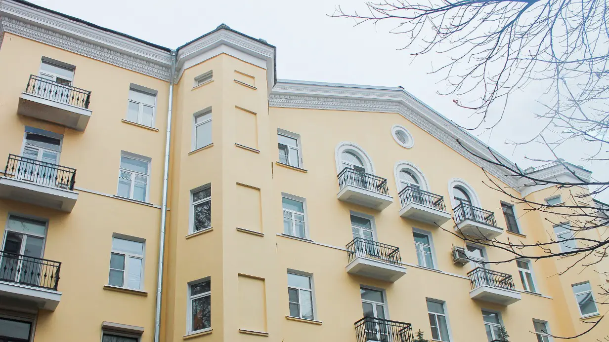 В столице прошел капитальный ремонт в жилом доме 1949 года постройки, возведенном в стиле неоклассики