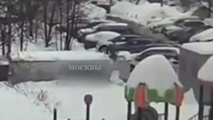 v moskve okazali pomoshh malchikam upavshim s kryshi postrojki-lessontime-ru-0